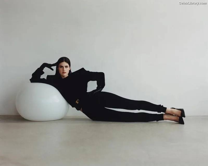 Alexandra Daddario photo 7 of 1618