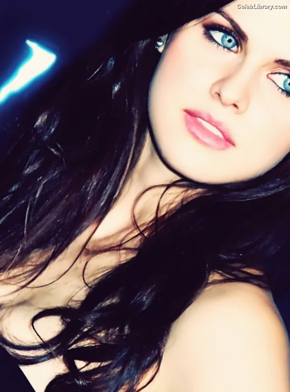 Alexandra Daddario photo 10 of 1618