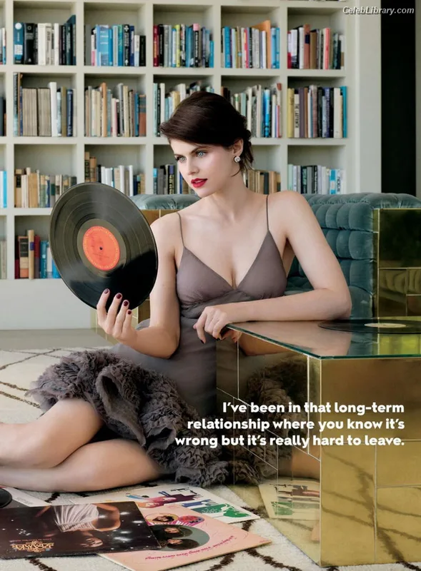 Alexandra Daddario photo 4 of 1618
