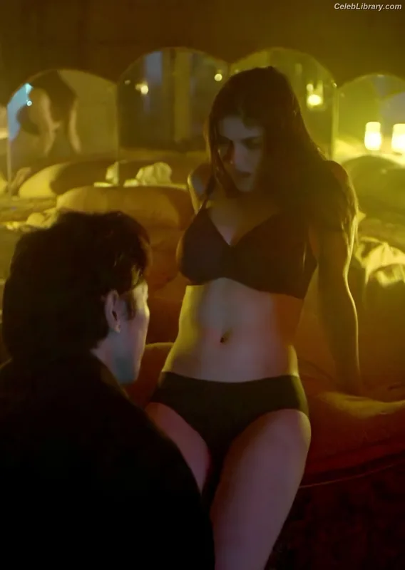 Alexandra Daddario photo 9 of 1618