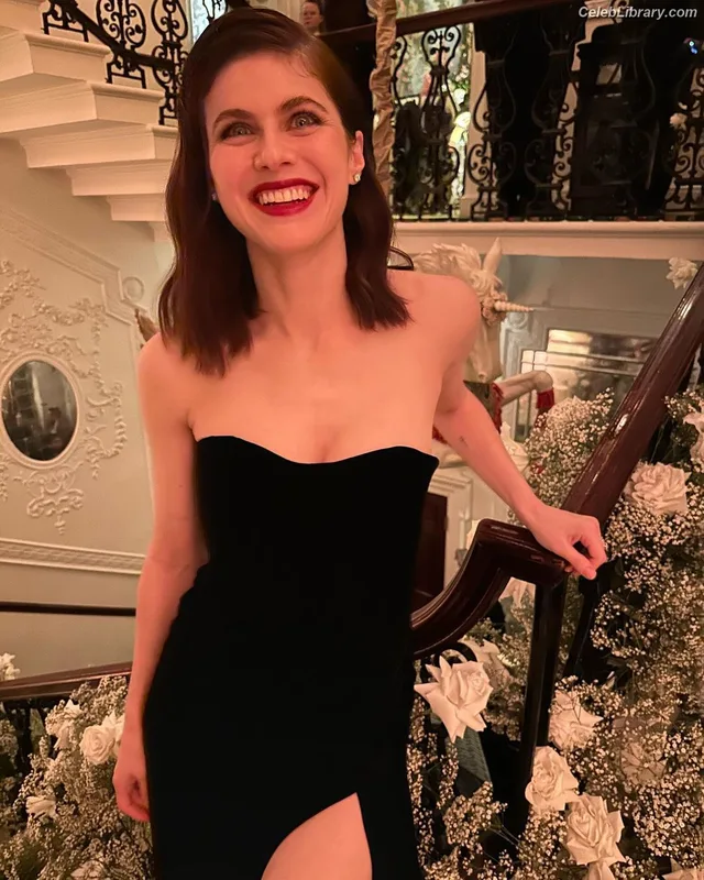 Alexandra Daddario photo 21 of 1618