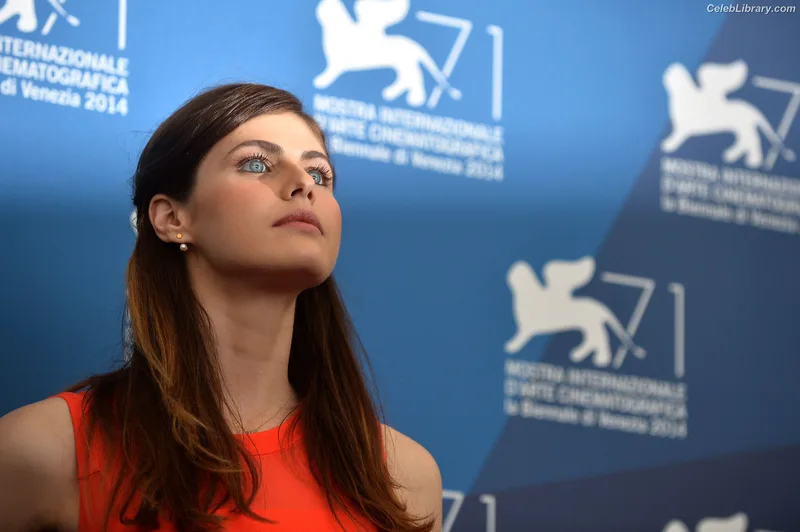 Alexandra Daddario photo 2 of 1618