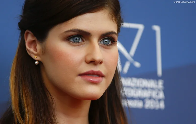 Alexandra Daddario photo 5 of 1618