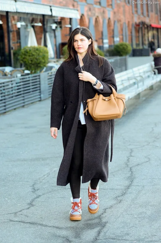 Alexandra Daddario photo 3 of 1618