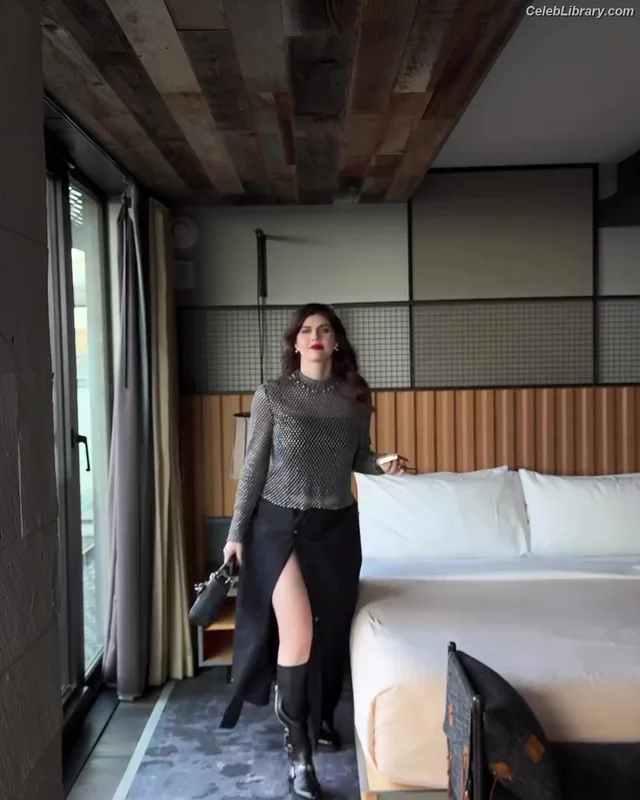 Alexandra Daddario photo 4 of 1618