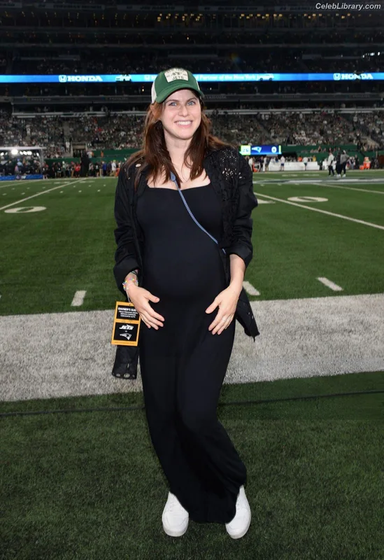 Alexandra Daddario photo 12 of 1618