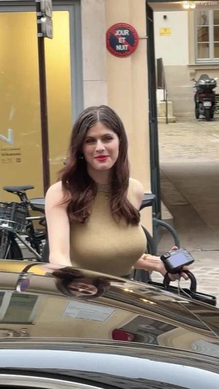 Alexandra Daddario photo 23 of 1618