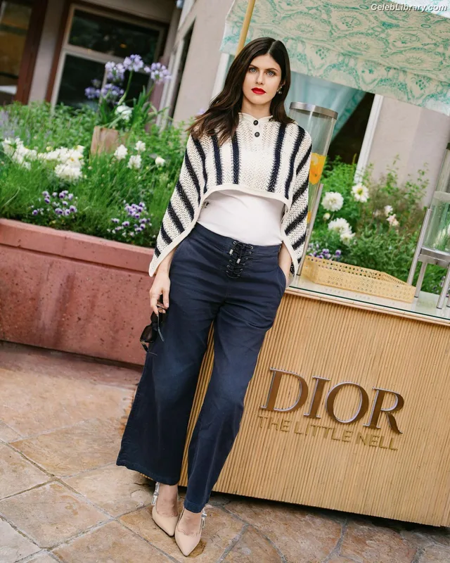 Alexandra Daddario photo 4 of 1618