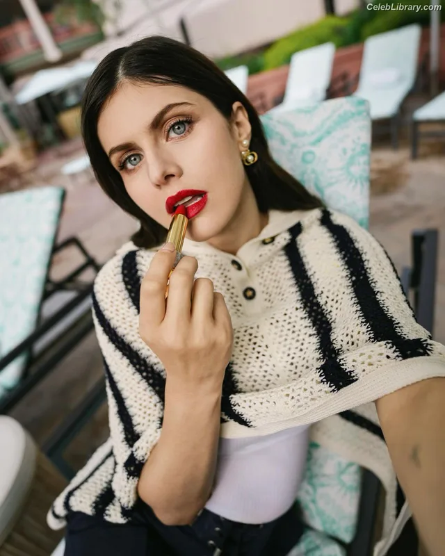 Alexandra Daddario photo 7 of 1618