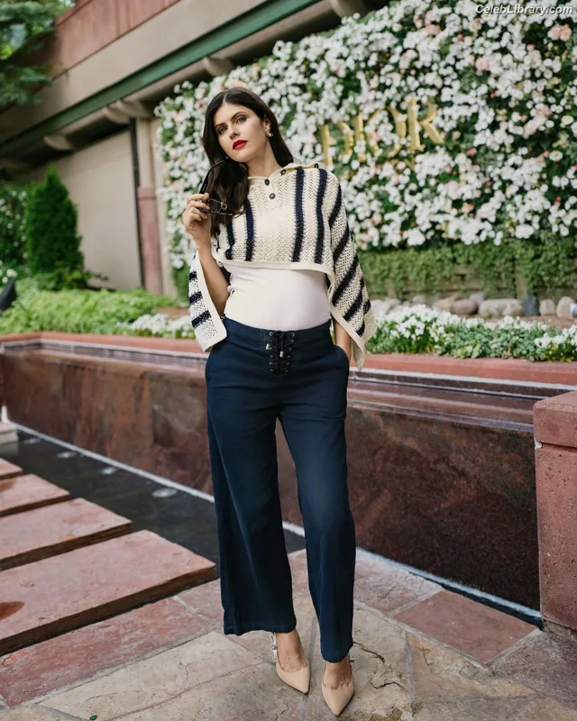 Alexandra Daddario photo 8 of 1618