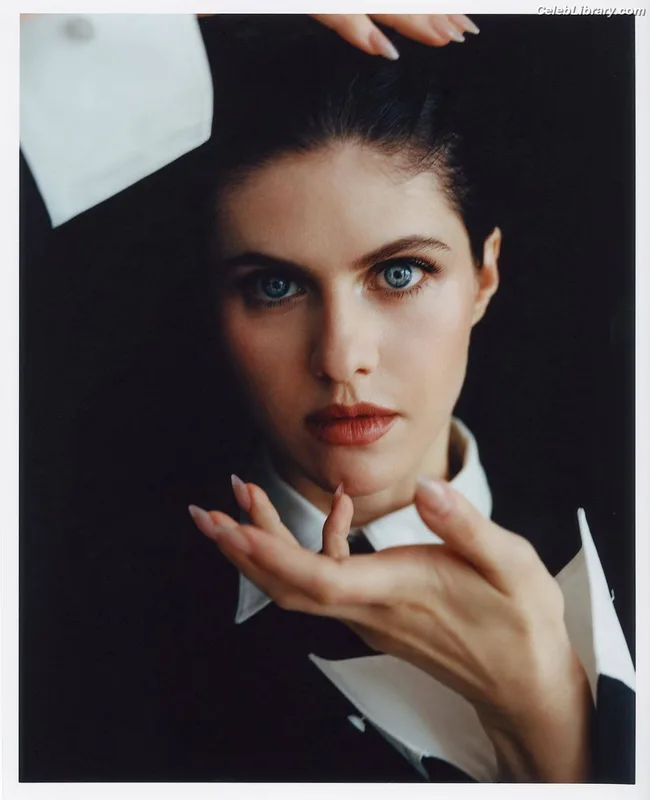 Alexandra Daddario photo 9 of 1618