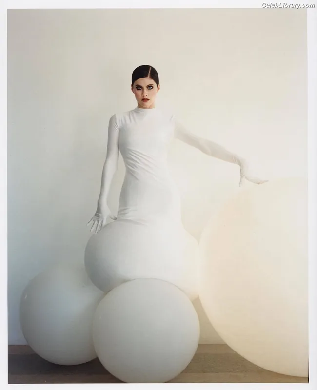 Alexandra Daddario photo 11 of 1618