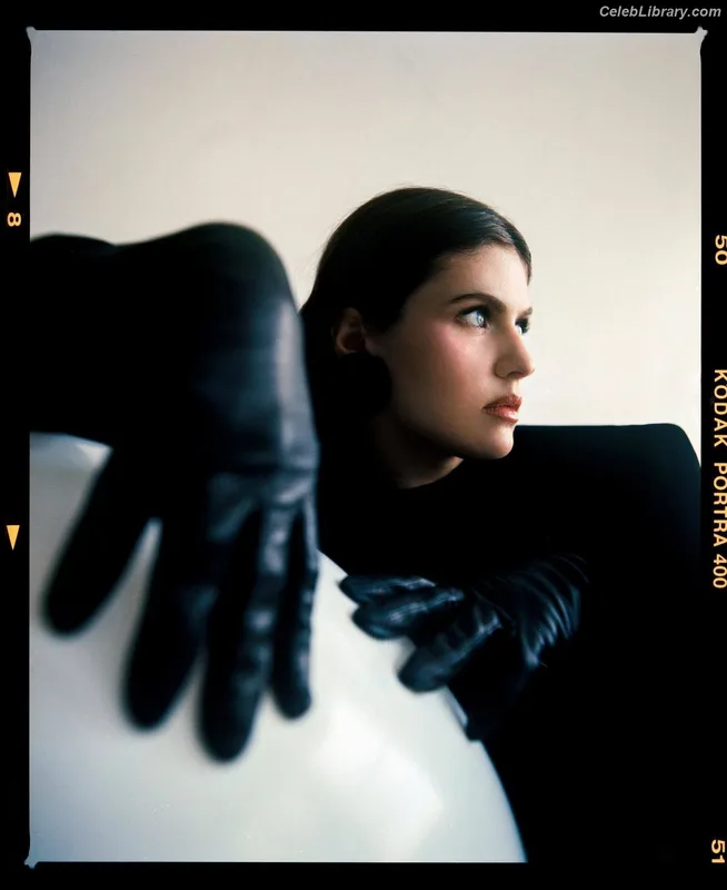 Alexandra Daddario photo 13 of 1618