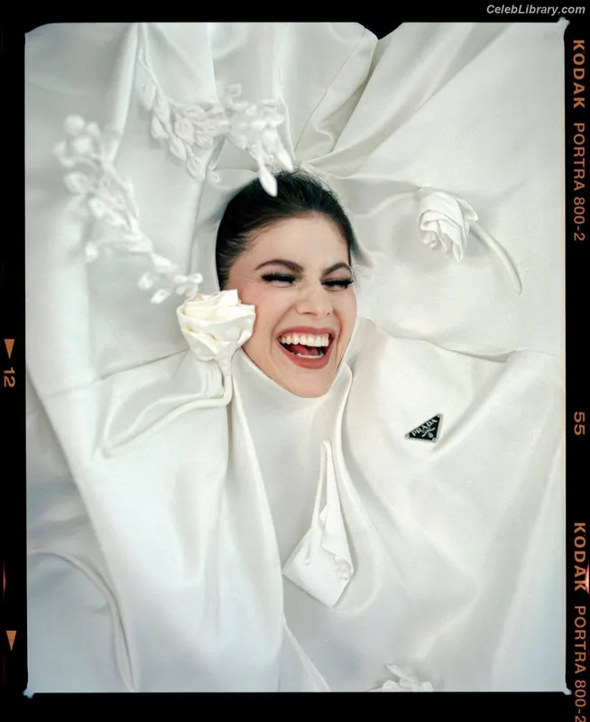 Alexandra Daddario photo 19 of 1618