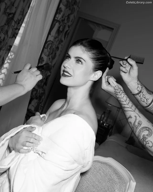 Alexandra Daddario photo 2 of 1618
