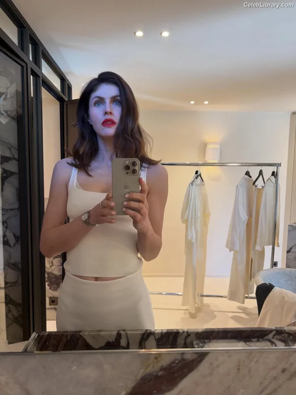 Alexandra Daddario photo 2 of 1618