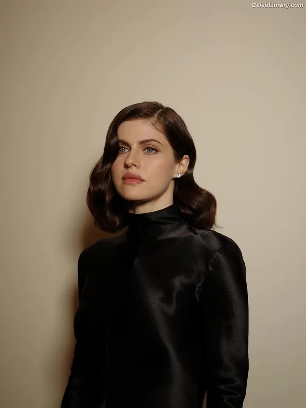 Alexandra Daddario photo 3 of 1618