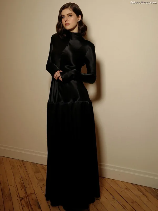 Alexandra Daddario photo 4 of 1618