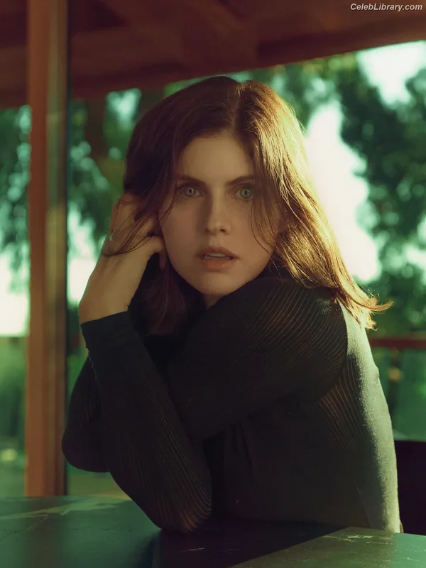 Alexandra Daddario photo 5 of 1618