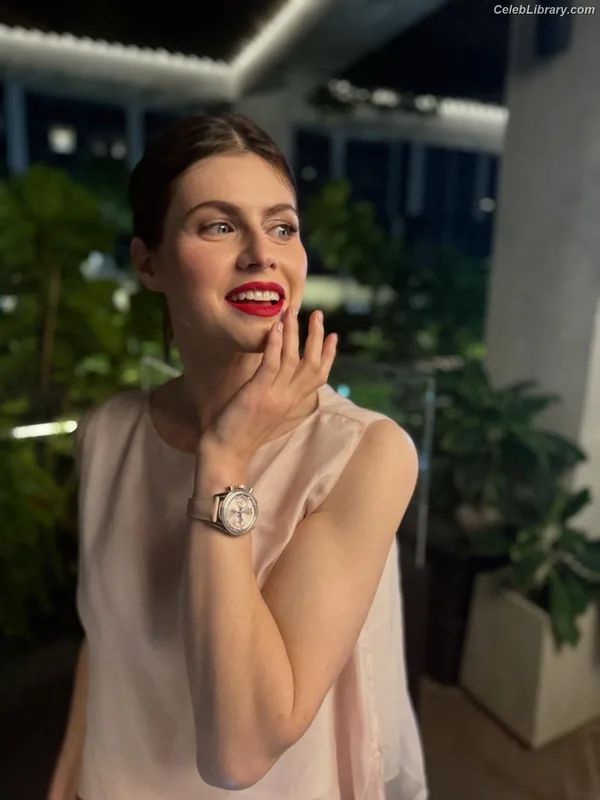 Alexandra Daddario photo 8 of 1618