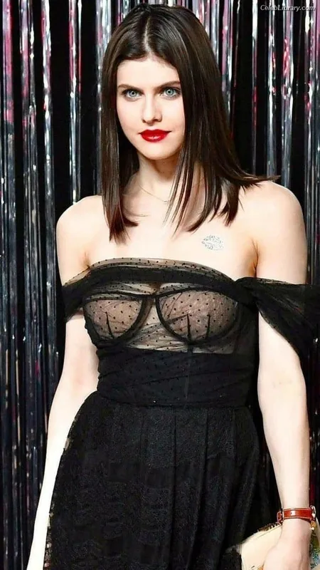 Alexandra Daddario photo 7 of 1618