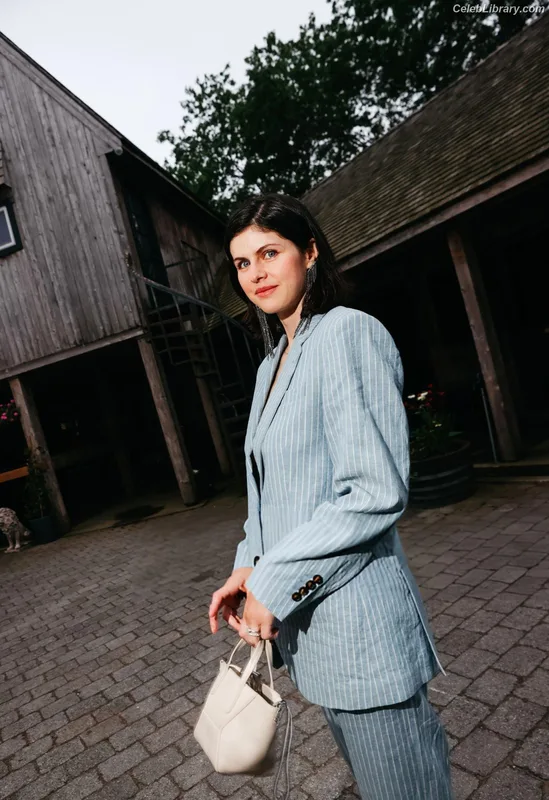 Alexandra Daddario photo 5 of 1618