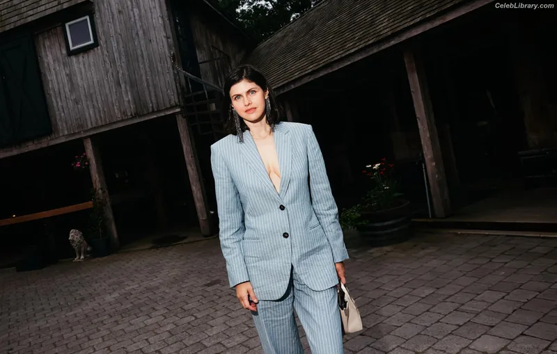 Alexandra Daddario photo 7 of 1618