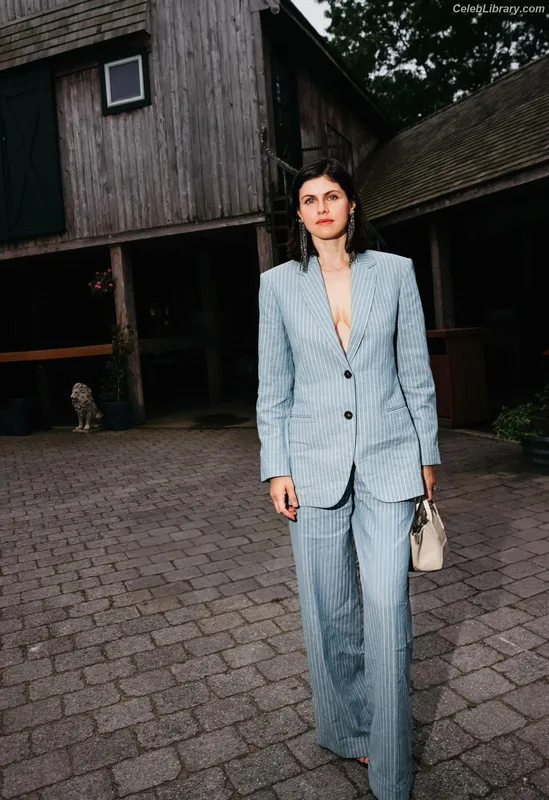 Alexandra Daddario photo 10 of 1618