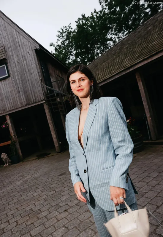 Alexandra Daddario photo 11 of 1618