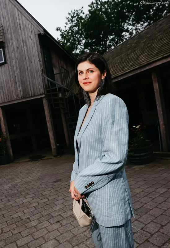 Alexandra Daddario photo 13 of 1618
