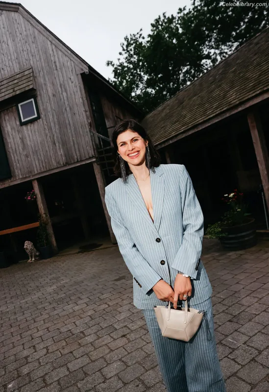 Alexandra Daddario photo 15 of 1618