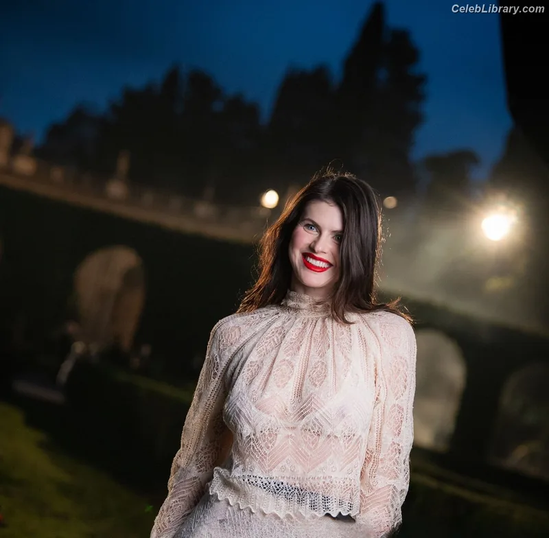 Alexandra Daddario photo 21 of 1618