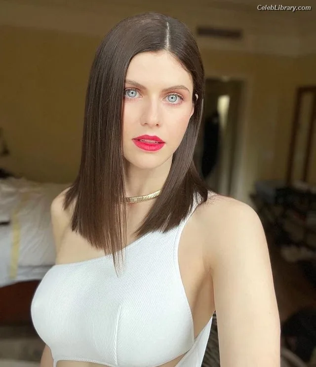 Alexandra Daddario photo 2 of 1618