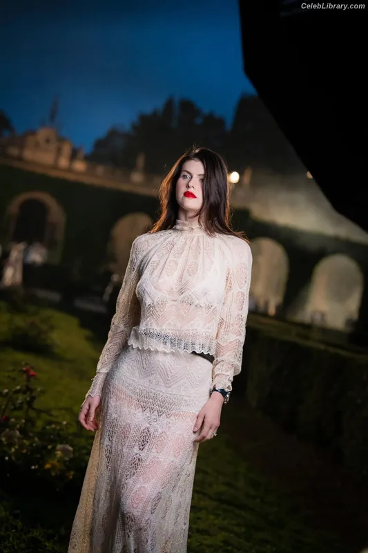 Alexandra Daddario photo 2 of 1618