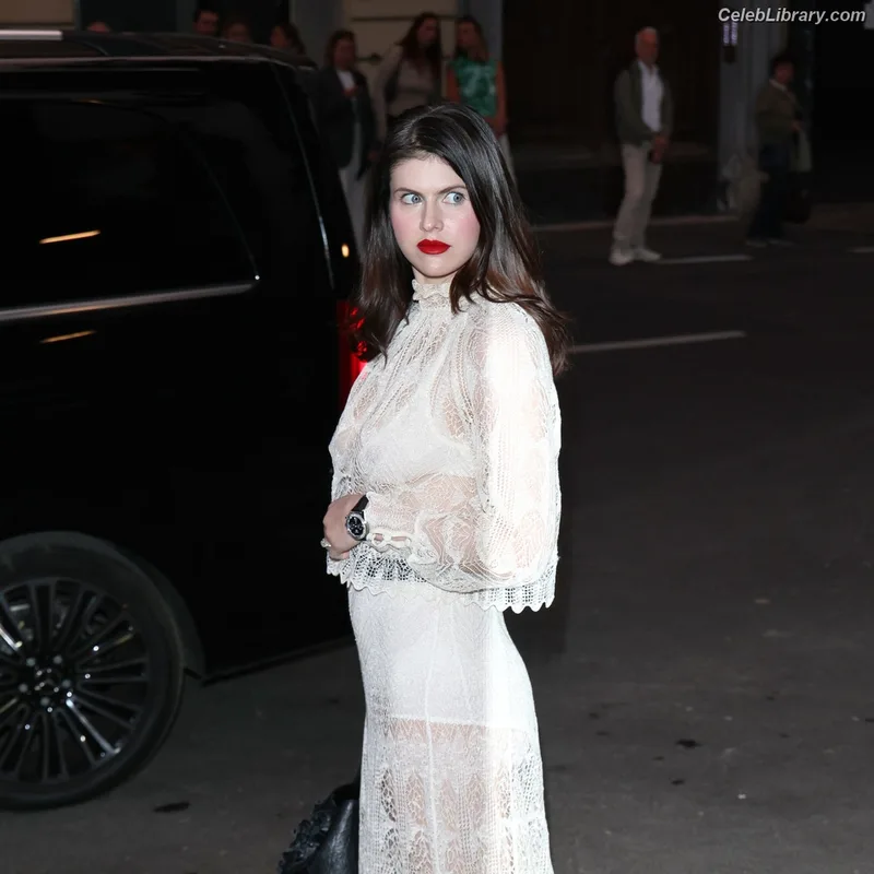 Alexandra Daddario photo 5 of 1618