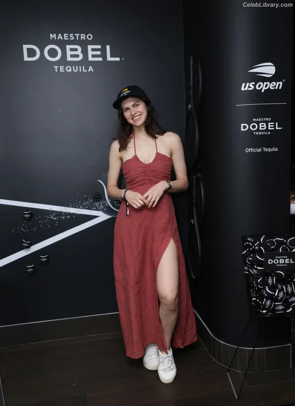 Alexandra Daddario photo 11 of 1618