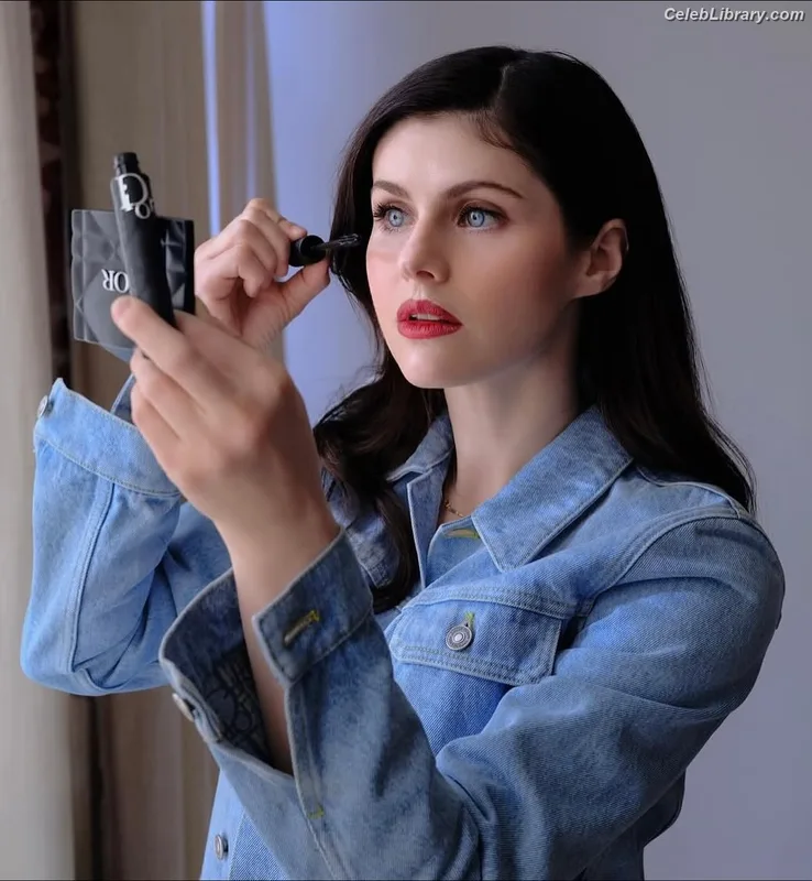 Alexandra Daddario photo 3 of 1618