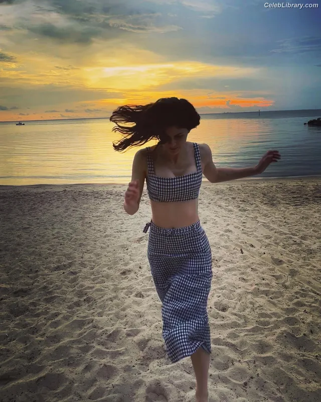 Alexandra Daddario photo 18 of 1618