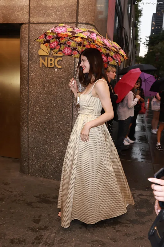 Alexandra Daddario photo 3 of 1618