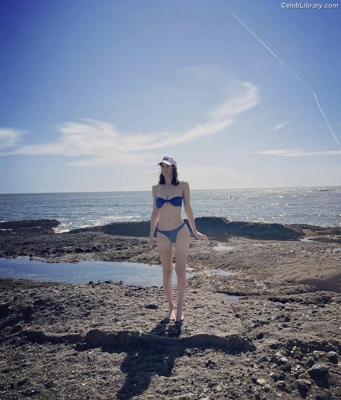 Alexandra Daddario photo 12 of 1618