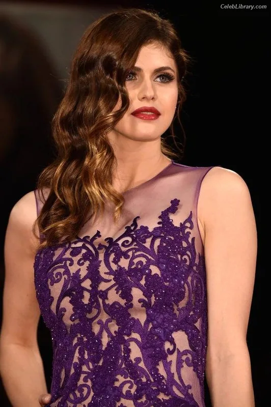 Alexandra Daddario photo 4 of 1618