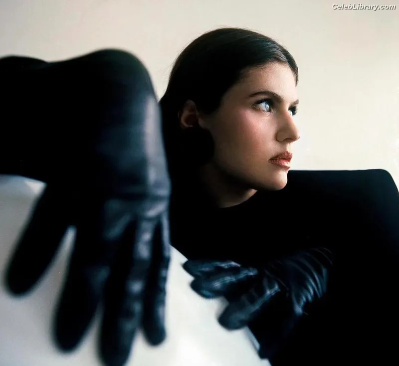 Alexandra Daddario photo 8 of 1618