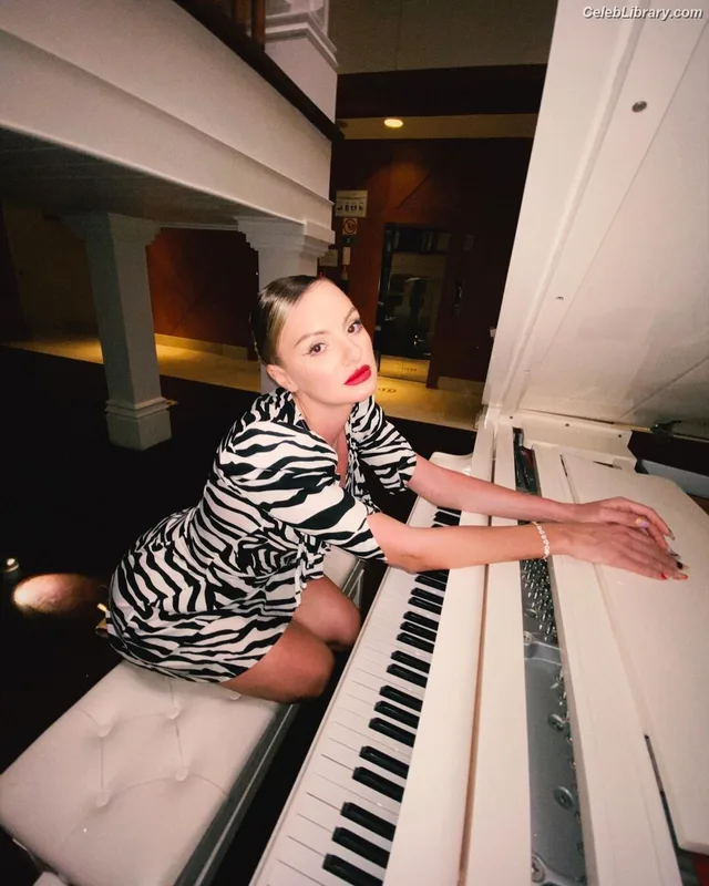 Alexandra Stan photo 15 of 1532