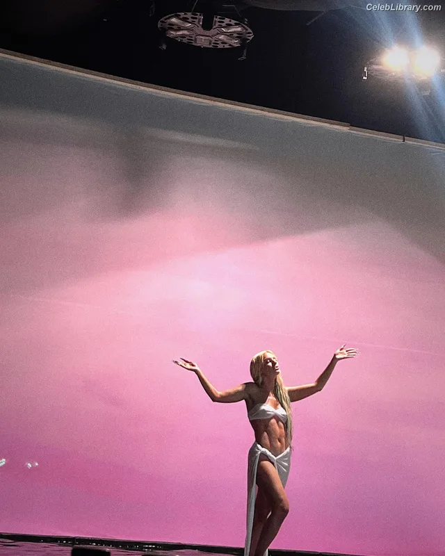 Alexandra Stan photo 9 of 1532
