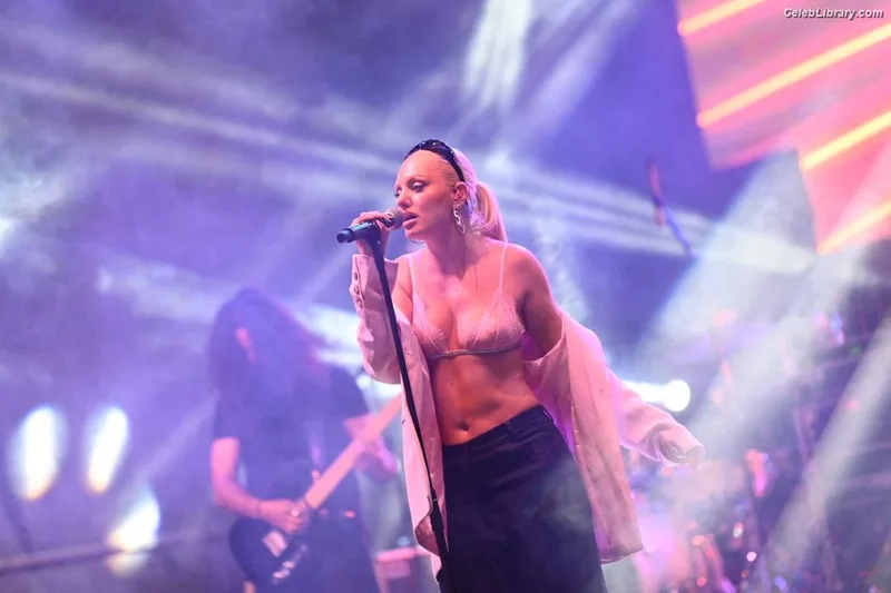 Alexandra Stan photo 18 of 1532