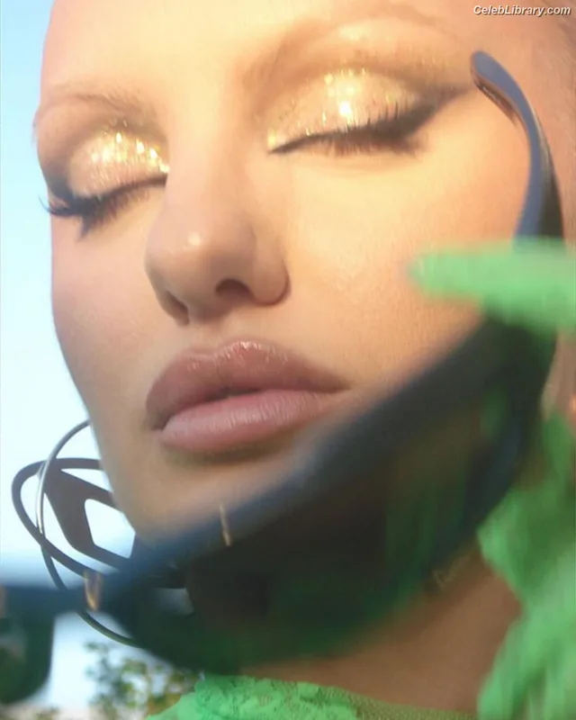 Alexandra Stan photo 19 of 1532
