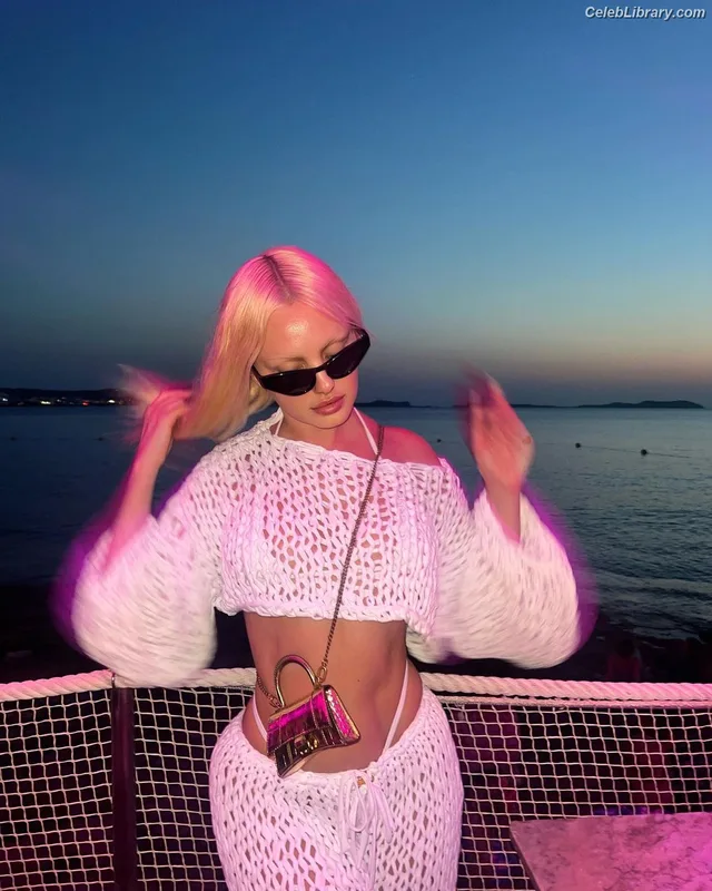 Alexandra Stan photo 6 of 1532