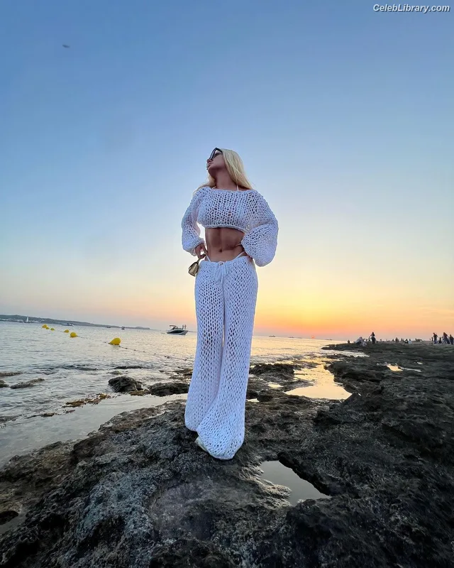 Alexandra Stan photo 7 of 1532