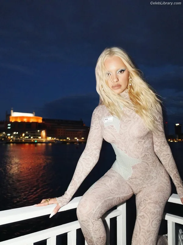 Alexandra Stan photo 11 of 1532