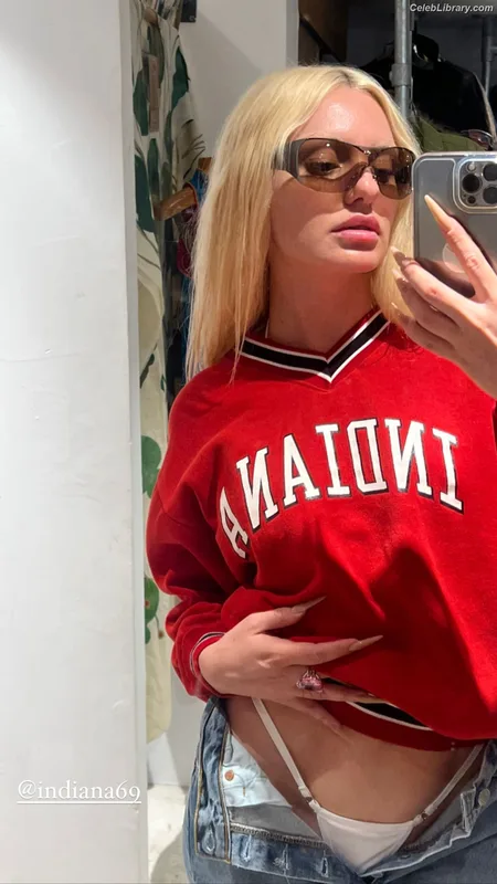 Alexandra Stan photo 2 of 1532